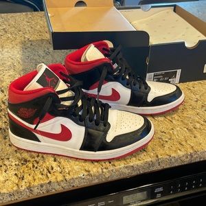 Air Jordan 1M MID